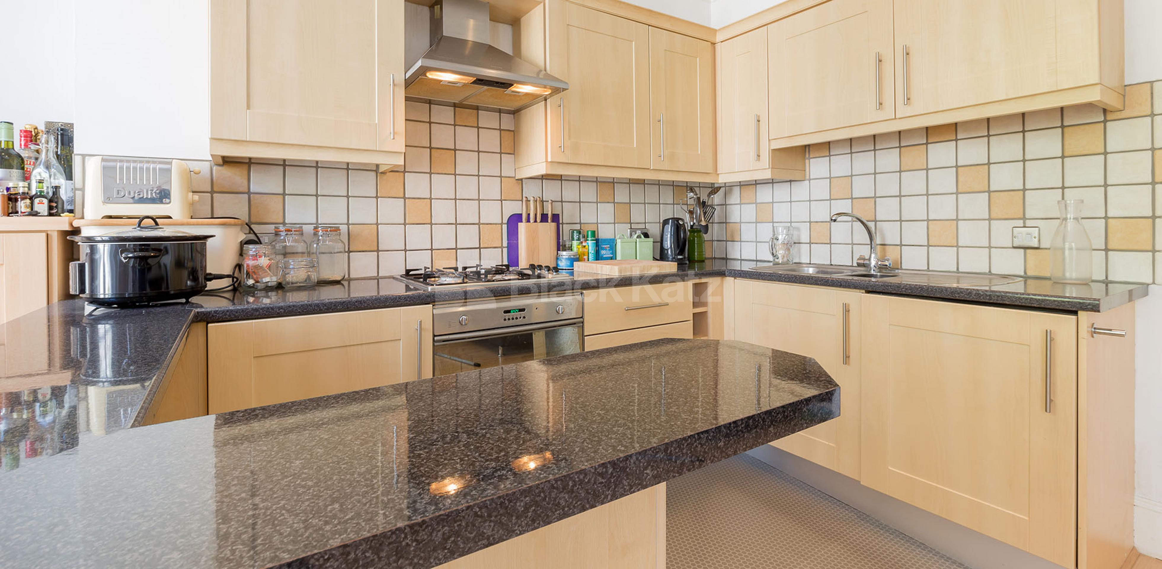 			3 BED GOOD FOR 4 SHARERS!, 3 Bedroom, 1 bath, 1 reception Flat			 Royal College Street, CAMDEN NW1